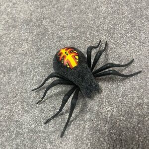 Crawling spider toy